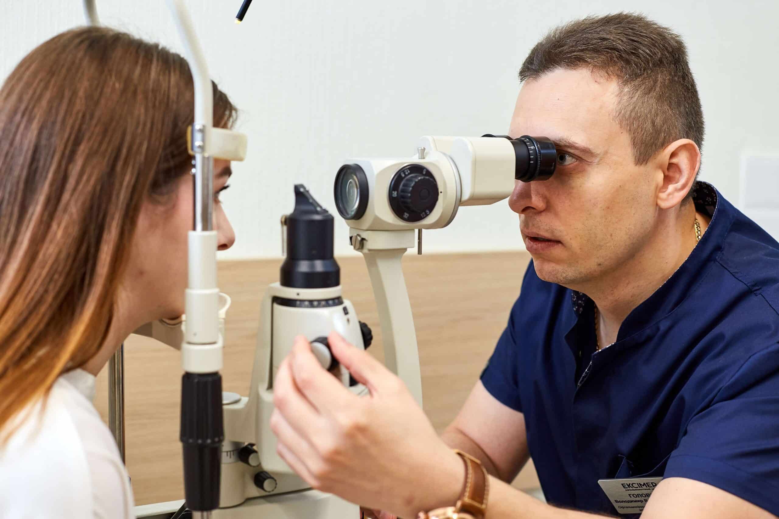 Persona con ojos descansados disfrutando de una vista tranquila al aire libre con luz natural suave